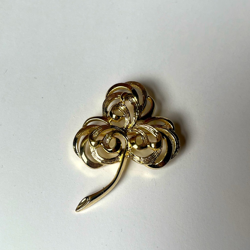 Gold clover brooch